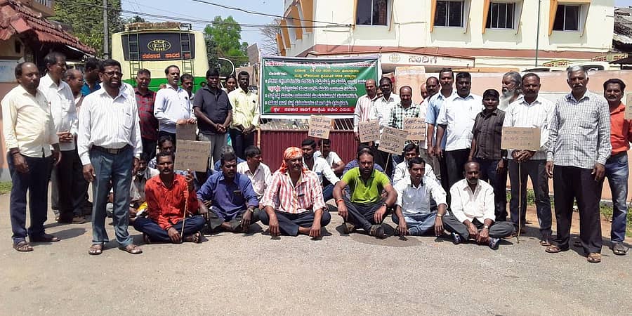 ಕೊಪ್ಪದ ಸಹಕಾರ ಸಾರಿಗೆ ಸಂಸ್ಥೆ ಕಚೇರಿ ಎದುರು ಕಾರ್ಮಿಕರು ಪ್ರತಿಭಟಿಸಿದರು.