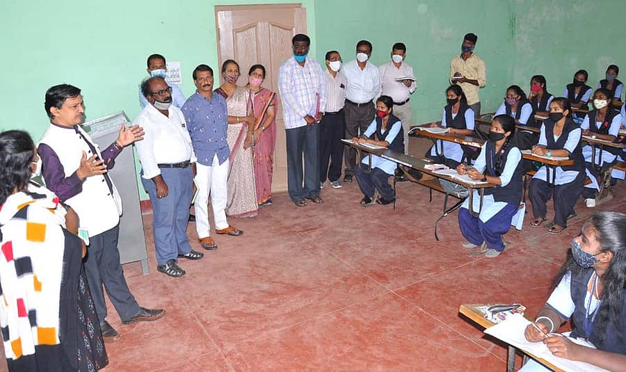 ಚಿಕ್ಕಮಗಳೂರಿನ ಬಸವನಹಳ್ಳಿಯ ಪಿಯು ಕಾಲೇಜಿನಲ್ಲಿ ಸೋಮವಾರ ಜಿಲ್ಲಾಧಿಕಾರಿ ರಮೇಶ್‌ ಅವರು ವಿದ್ಯಾರ್ಥಿಗಳೊಂದಿಗೆ ಮಾತನಾಡಿದರು.