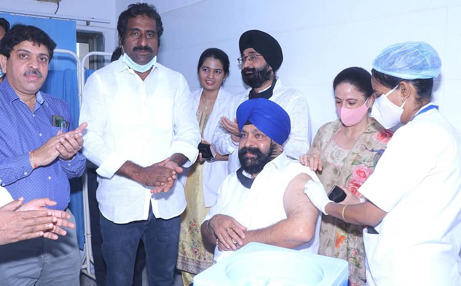 ಬೀದರ್‌ನ ಗುರುನಾನಕ ಆಸ್ಪತ್ರೆಯಲ್ಲಿ ಸೋಮವಾರ ಆರಂಭವಾದ ಕೋವಿಡ್ ಲಸಿಕಾ ಕೇಂದ್ರದಲ್ಲಿ ಗುರುನಾನಕ ಝೀರಾ ಫೌಂಡೇಶನ್ ಅಧ್ಯಕ್ಷ ಡಾ. ಬಲಬೀರ ಸಿಂಗ್ ಅವರು ಮೊದಲ ಲಸಿಕೆ ಪಡೆದರು. ಶಾಸಕ ರಹೀಂಖಾನ್, ರೇಷ್ಮಾ ಕೌರ್ ಇದ್ದರು