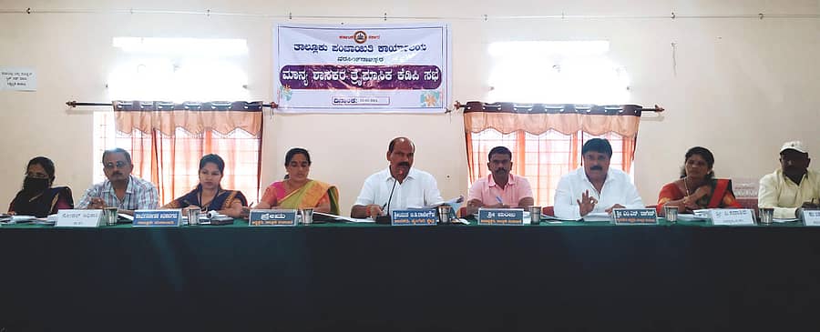 ನರಸಿಂಹರಾಜಪುರ ಸಾಮರ್ಥ್ಯ ಸೌಧದಲ್ಲಿ ಸೋಮವಾರ ಶಾಸಕ ಟಿ.ಡಿ.ರಾಜೇಗೌಡ ಅಧ್ಯಕ್ಷತೆಯಲ್ಲಿ ತ್ರೈಮಾಸಿಕ ಕೆಡಿಪಿ ಸಭೆ ನಡೆಯಿತು