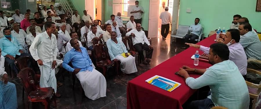 ಭದ್ರಾ ಯೋಜನೆಯಲ್ಲಿ ಸಂತ್ರಸ್ತ ರೈತರಿಗೆ ಪರಿಹಾರ ನೀಡಿಕೆ ಸಂಬಂಧ ಉಪ ವಿಭಾಗಾಧಿಕಾರಿ ರೇಣುಕಾಪ್ರಸಾದ್ ಅಧ್ಯಕ್ಷತೆಯಲ್ಲಿ ಅಜ್ಜಂಪುರದಲ್ಲಿ ಸೋಮವಾರ ಸಭೆ ನಡೆಯಿತು.