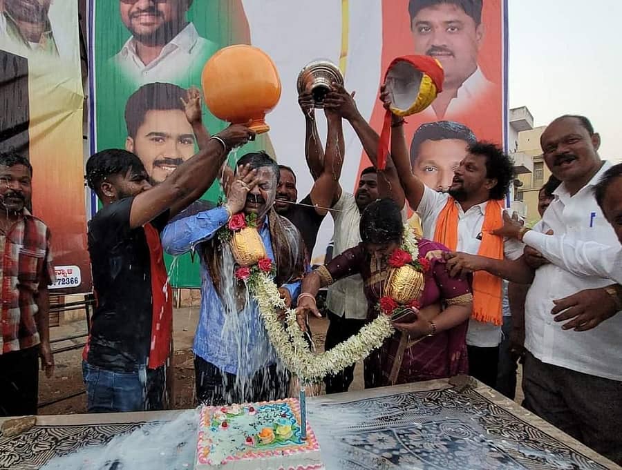 ಮುಖ್ಯಮಂತ್ರಿ ರಾಜಕೀಯ ಕಾರ್ಯದರ್ಶಿ ಎಂ.ಪಿ.ರೇಣುಕಾಚಾರ್ಯ ಮೇಲೆ ಹಾಲು ಸುರಿಯುವ ಮೂಲಕ ಅವರ ಹುಟ್ಟುಹಬ್ಬವನ್ನು ಅಭಿಮಾನಿಗಳು ಆಚರಿಸಿದರು.