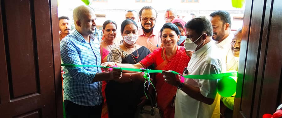 ಸುಂಟಿಕೊಪ್ಪ ನಾಡಕಚೇರಿಯ ಹಿಂಭಾಗದಲ್ಲಿರುವ ಹೋಬಳಿ ಕೃಷಿ ಸಂಪರ್ಕ ಕೇಂದ್ರದ ಉದ್ಘಾಟನೆಯನ್ನು ಸಂಸದ ಪ್ರತಾಪ್ ಸಿಂಹ, ಶಾಸಕ ಅಪ್ಪಚ್ಚು ರಂಜನ್, ಜಿ.ಪಂ.ಸದಸ್ಯರಾದ ಕೆ.ಪಿ.ಚಂದ್ರಕಲಾ, ಕುಮುದಾ ಧರ್ಮಪ್ಪ ನೆರವೇರಿಸಿದರು