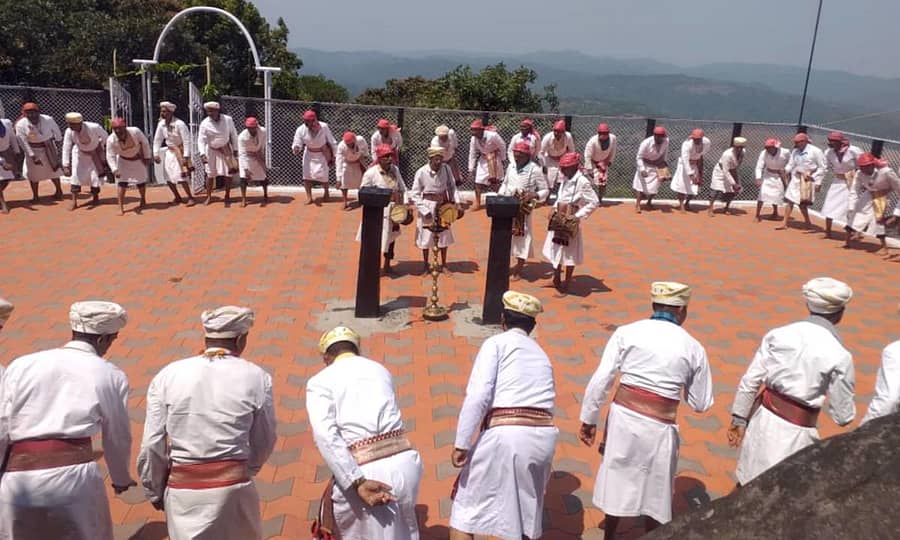 ಸೋಮವಾರಪೇಟೆ ತಾಲ್ಲೂಕಿನ ಗರ್ವಾಲೆ ಗ್ರಾಮದ ಕೋಟೆಬೆಟ್ಟದ ಶ್ರೀ ಬೊಟ್ಲಪ್ಪ ಈಶ್ವರ ದೇವರ ಉತ್ಸವದಲ್ಲಿ ಗ್ರಾಮಸ್ಥರಿಂದ ಬೊಳಕ್ಕಾಟ್ ನಡೆಯಿತು