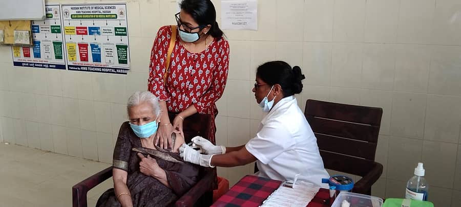 ಹಿಮ್ಸ್ ಆಸ್ಪತ್ರೆಯಲ್ಲಿ 60 ವರ್ಷ ದಾಟಿದವರು ಕೋವಿಡ್ ಲಸಿಕೆ ಪಡೆದರು.