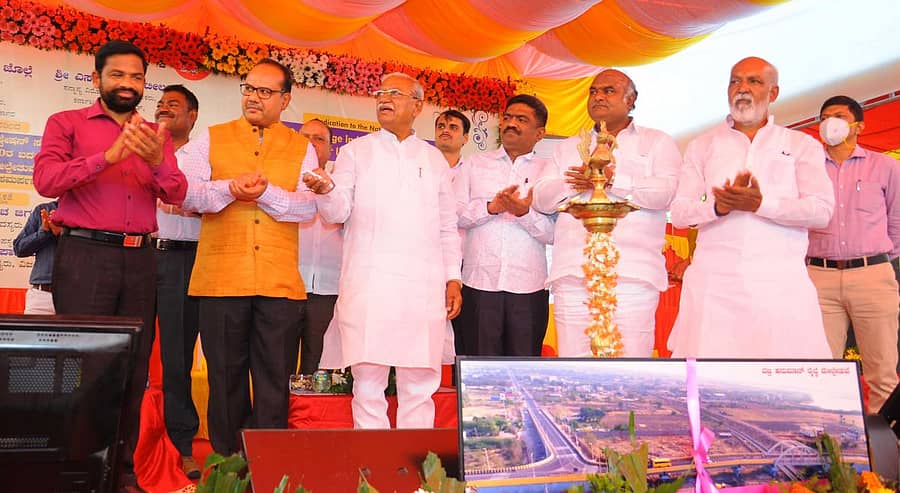 ವಿಜಯಪುರ ನಗರದ ವಜ್ರಹನುಮಾನ್‌ ಮಂದಿರದ ಬಳಿ ನಿರ್ಮಿಸಿರುವ ರೈಲ್ವೆ ಮೇಲ್ಸೇತುವೆಯನ್ನು ರಿಮೋಟ್‌ ಮೂಲಕ ಸಂಸದ ರಮೇಶ ಜಿಗಜಿಣಗಿ ಮಂಗಳವಾರ ಲೋಕಾರ್ಪಣೆಗೊಳಿಸಿದರು –ಪ್ರಜಾವಾಣಿ ಚಿತ್ರ