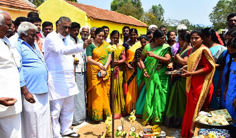 ಚಿತ್ರದುರ್ಗ ತಾಲ್ಲೂಕಿನ ಗೊಡಬನಹಾಳ್ ಗ್ರಾಮದಲ್ಲಿ ನೂತನ ಶಾಲಾ ಕೊಠಡಿ ನಿರ್ಮಾಣಕ್ಕೆ ಶಾಸಕ ಜಿ.ಎಚ್.ತಿಪ್ಪಾರೆಡ್ಡಿ ಅವರು ಮಂಗಳವಾರ ಭೂಮಿಪೂಜೆ ನೆರವೇರಿಸಿದರು.