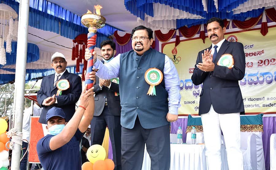 ಹಾವೇರಿ ನಗರದ ಹೊಸಮನಿ ಸಿದ್ದಪ್ಪ ಜಿಲ್ಲಾ ಕ್ರೀಡಾಂಗಣದಲ್ಲಿ ಮಂಗಳವಾರ ಏರ್ಪಡಿಸಿದ್ದ ಜಿಲ್ಲಾ ಪೊಲೀಸ್ ವಾರ್ಷಿಕ ಕ್ರೀಡಾಕೂಟದಲ್ಲಿ ಜಿಲ್ಲಾಧಿಕಾರಿ ಸಂಜಯ ಶೆಟ್ಟೆಣ್ಣವರ ‘ಕ್ರೀಡಾ ಜ್ಯೋತಿ’ ಸ್ವೀಕರಿಸಿದರು