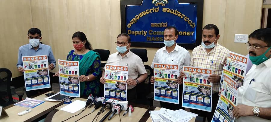 ಹಾಸನ ಜಿಲ್ಲಾಧಿಕಾರಿ ಆರ್‌.ಗಿರೀಶ್‌ ಅವರು ಸ್ವಚ್ಛ ಸರ್ವೇಕ್ಷಣೆ ಪೋಸ್ಟರ್ ಬಿಡುಗಡೆ ಮಾಡಿದರು.