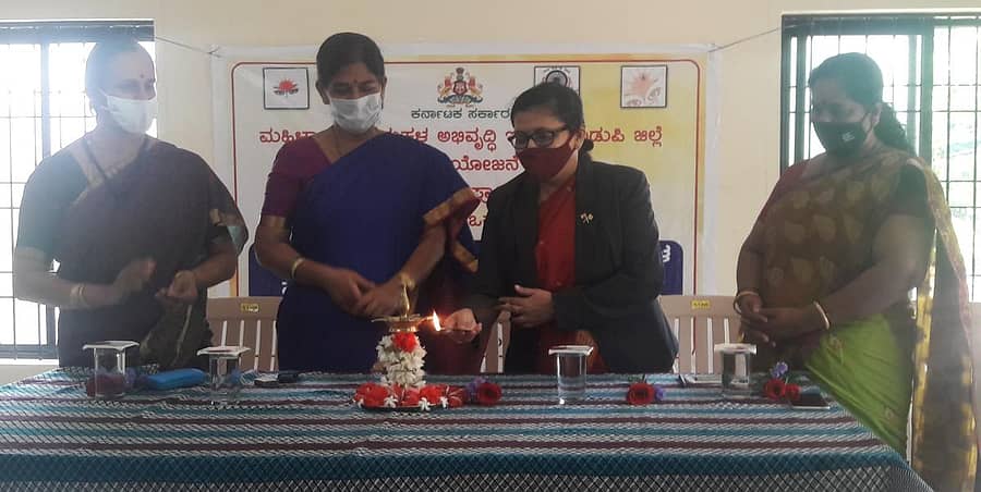 ನಗರದ ಶಿಶು ಅಭಿವೃದ್ಧಿ ಯೋಜನೆ ಕಚೇರಿ ಸಭಾಂಗಣದಲ್ಲಿ ಮಂಗಳವಾರ ಪರಿಶಿಷ್ಟ ಪಂಗಡಗಳ ಸ್ತ್ರೀ ಶಕ್ತಿ ಗುಂಪುಗಳ ಸದಸ್ಯರಿಗೆ ಕೌಶಲಾಭಿವೃದ್ಧಿ ತರಬೇತಿ ಕಾರ್ಯಾಗಾರವನ್ನು ಹಿರಿಯ ನ್ಯಾಯಾಧೀಶೆ ಕಾವೇರಿ ಉದ್ಘಾಟಿಸಿದರು.