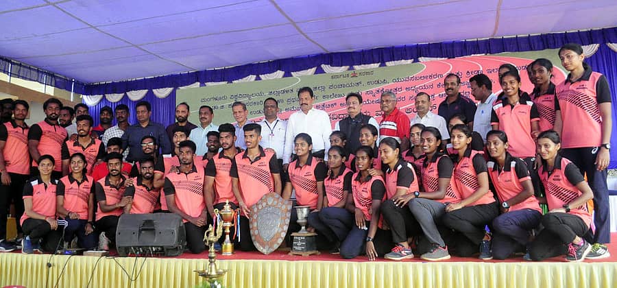ಉಡುಪಿಯ ಅಜ್ಜರಕಾಡು ಜಿಲ್ಲಾ ಕ್ರೀಡಾಂಗಣದಲ್ಲಿ ಮಂಗಳವಾರ ಮುಕ್ತಾಯವಾದ ಮಂಗಳೂರು ವಿಶ್ವವಿದ್ಯಾಲಯ ಮಟ್ಟದ ಪುರುಷರ, ಮಹಿಳೆಯರ ಕ್ರೀಡಾಕೂಟದಲ್ಲಿ ಸಮಗ್ರ ಪ್ರಶಸ್ತಿ ಮುಡಿಗೇರಿಸಿಕೊಂಡ ಮೂಡುಬಿದಿರಿಯ ಆಳ್ವಾಸ್ ಕಾಲೇಜು ವಿದ್ಯಾರ್ಥಿಗಳು.