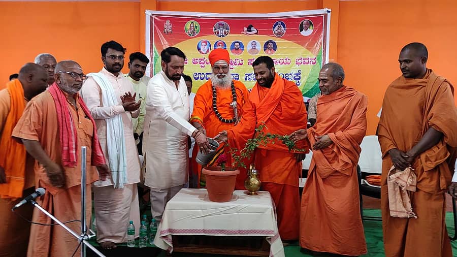 ಐಗಳಿ ಸಮೀಪದ ಕೋಹಳ್ಳಿ ಗ್ರಾಮದಲ್ಲಿ ಅಪ್ಪಯ್ಯ ಸ್ವಾಮಿ ಸಮುದಾಯ ಭವನವನ್ನು ಉಪ ಮುಖ್ಯಮಂತ್ರಿ ಲಕ್ಷ್ಮಣ ಸವದಿ ಉದ್ಘಾಟಿಸಿದರು