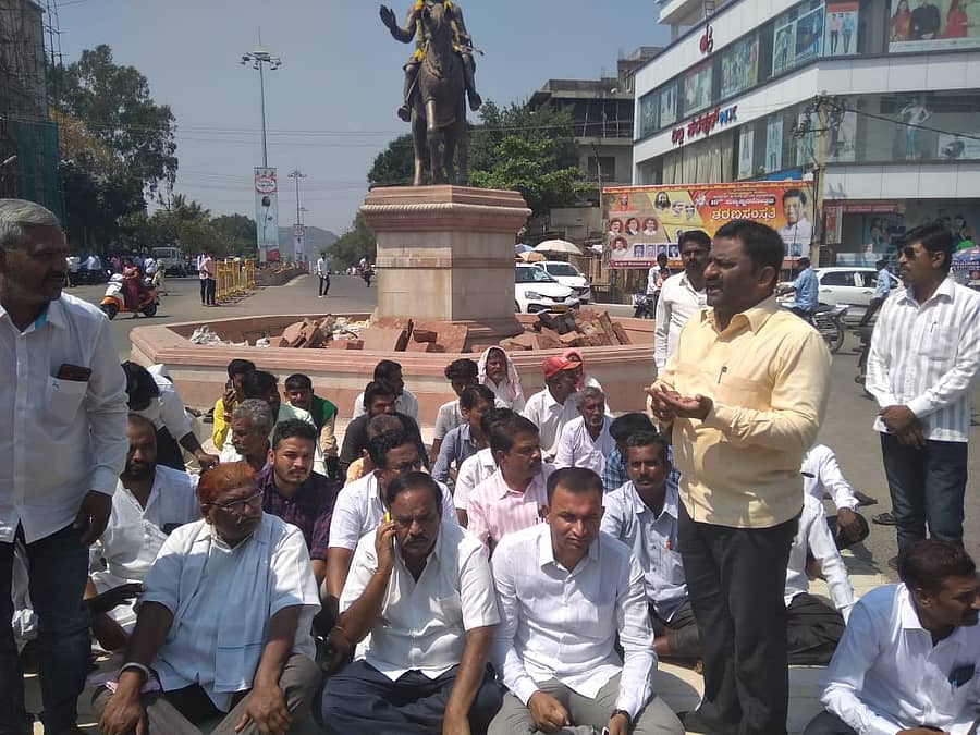 ಗೋಕಾಕದಲ್ಲಿ ಜೆಡಿಎಸ್ ಹಾಗೂ ಕಾಂಗ್ರೆಸ್ ಮುಖಂಡರು ಮತ್ತು ಕಾರ್ಯಕರ್ತರು ಪ್ರತಿಭಟನೆ ನಡೆಸುತ್ತಿದ್ದಾರೆ.