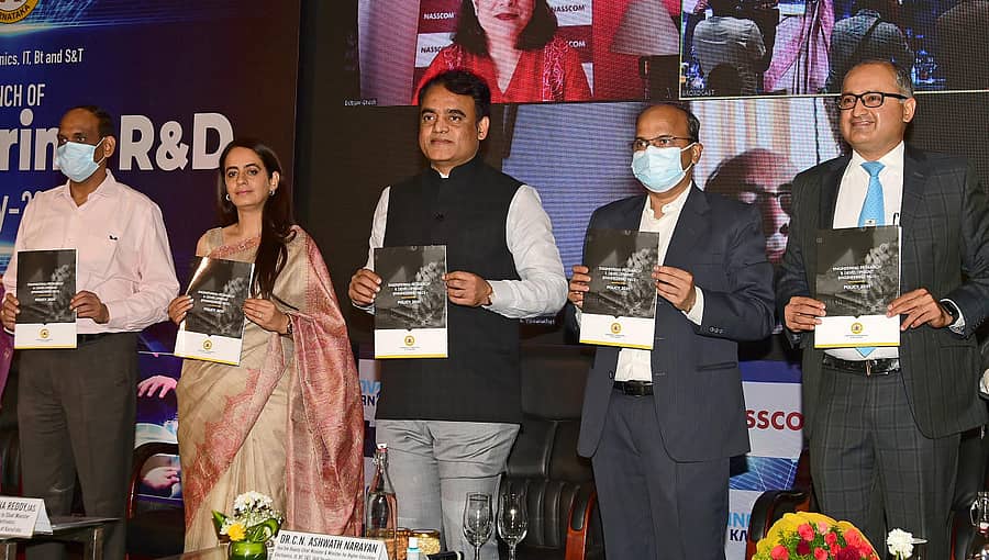 ಉಪಮುಖ್ಯಮಂತ್ರಿ ಡಾ.ಸಿ.ಎನ್.ಅಶ್ವತ್ಥನಾರಾಯಣ (ಮಧ್ಯ) ಎಂಜಿನಿಯರಿಂಗ್ ಸಂಶೋಧನೆ ಮತ್ತು ಅಭಿವೃದ್ಧಿ ನೀತಿ-2021 ಬಿಡುಗಡೆಗೊಳಿಸಿದರು. (ಎಡದಿಂದ) ಮಾಹಿತಿ ತಂತ್ರಜ್ಞಾನ, ಐಟಿ–ಬಿಟಿ ಇಲಾಖೆಯ ಹೆಚ್ಚುವರಿ ಮುಖ್ಯ ಕಾರ್ಯದರ್ಶಿ ಡಾ.ಇ.ವಿ.ರಮಣ ರೆಡ್ಡಿ, ವೆಸ್ಟ್ರನ್ ಡಿಜಿಟಲ್ ಇಂಡಿಯಾದ ಹಿರಿಯ ಉಪಾಧ್ಯಕ್ಷೆ ಸುಪ್ರಿಯಾ ದಾಂಡಾ, ರಾಜ್ಯ ಆಡಳಿತ ಸುಧಾರಣಾ ಆಯೋಗದ ಅಧ್ಯಕ್ಷ ಟಿ.ಎಂ.ವಿಜಯ ಭಾಸ್ಕರ್ ಮತ್ತು ಕ್ವೆಸ್ಟ್ ಗ್ಲೋಬಲ್ ಅಧ್ಯಕ್ಷ ಅಜಯ್ ಪ್ರಭು ಇದ್ದರು -ಪ್ರಜಾವಾಣಿ ಚಿತ್ರ/ ರಂಜು ಪಿ