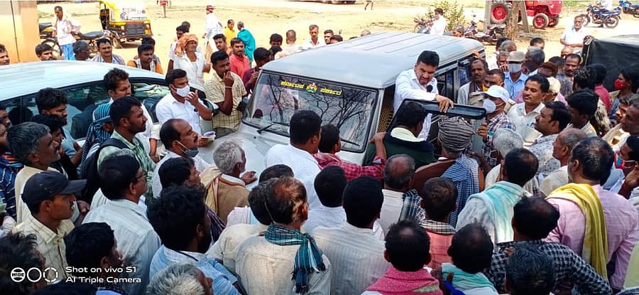 ಕುಣಿಗಲ್ ರಾಗಿಖರೀದಿ ಕೇಂದ್ರದಲ್ಲಿ ರೈತರೊಂದಿಗೆ ಶಾಸಕ ಡಾ.ರಂಗನಾಥ್ ಚರ್ಚಿಸಿದರು