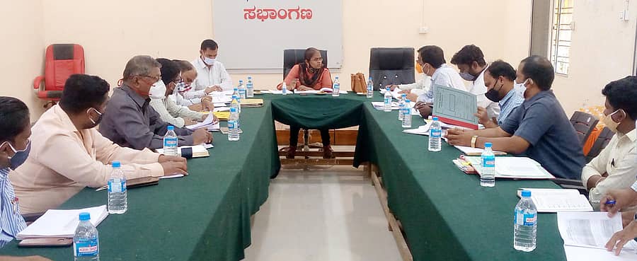 ಶಹಾಪುರ ನಗರಸಭೆ ಸಭಾಂಗಣದಲ್ಲಿ ಜಿಲ್ಲಾಧಿಕಾರಿ ಡಾ.ಆರ್.ರಾಗಪ್ರಿಯಾ ಅಧ್ಯಕ್ಷತೆಯಲ್ಲಿ ಪ್ರಗತಿ ಪರಿಶೀಲನೆ ಸಭೆ ನಡೆಯಿತು