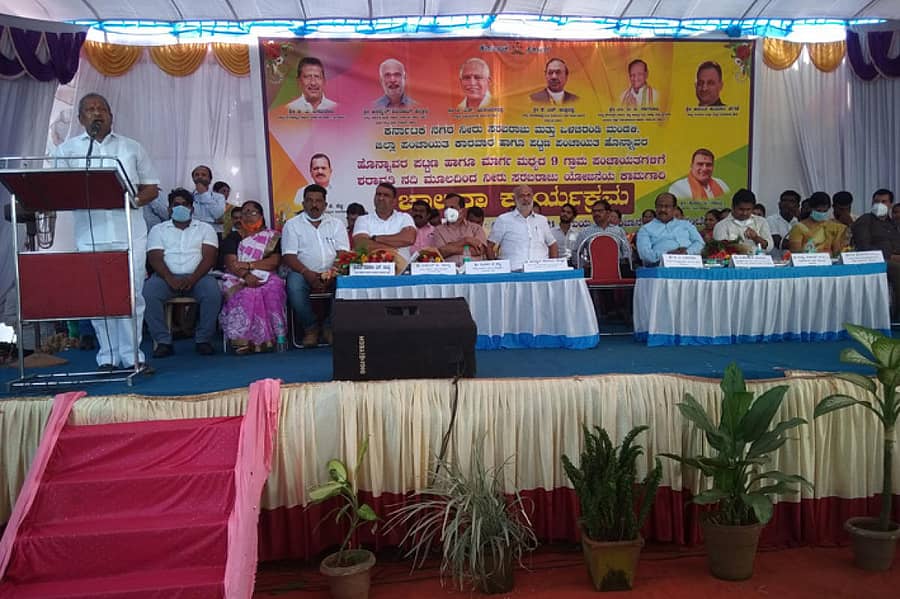 ಶರಾವತಿ ನದಿ ನೀರು ಸರಬರಾಜು ಯೋಜನೆಯ ಕಾಮಗಾರಿಗೆ ಯೋಜನೆಗೆ ಚಾಲನೆ ನೀಡಿದ ನಗರಾಭಿವೃದ್ಧಿ ಸಚಿವ ಬಿ.ಎ. ಬಸವರಾಜ ಮಾತನಾಡಿದರು. ಜಿಲ್ಲಾ ಉಸ್ತುವಾರಿ ಸಚಿವ ಶಿವರಾಮ ಹೆಬ್ಬಾರ, ಶಾಸಕರಾದ ಸುನೀಲ ನಾಯ್ಕ, ದಿನಕರ ಶೆಟ್ಟಿ ಇದ್ದಾರೆ