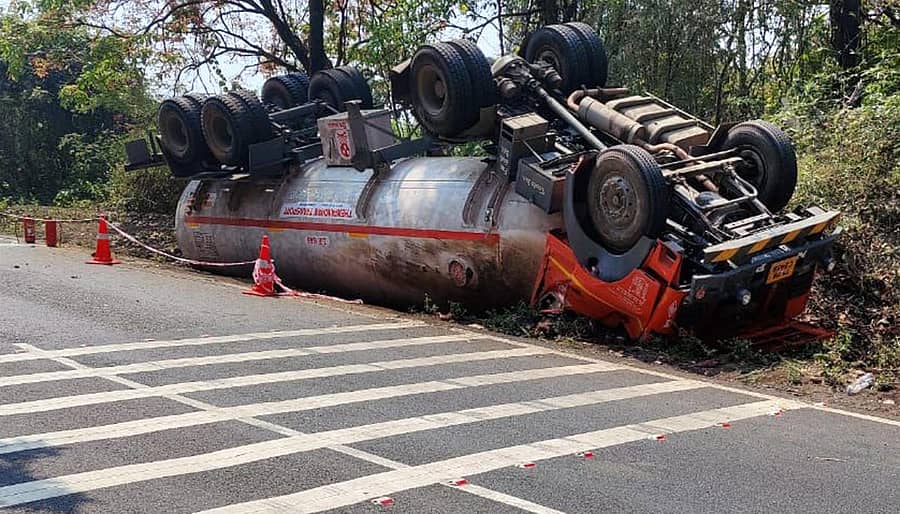 ಯಲ್ಲಾಪುರ ತಾಲ್ಲೂಕಿನ ಅರಬೈಲ್ ಘಟ್ಟದಲ್ಲಿ ಉರುಳಿ ಬಿದ್ದ ತುಂಬಿದ ಗ್ಯಾಸ್ ಟ್ಯಾಂಕರ್