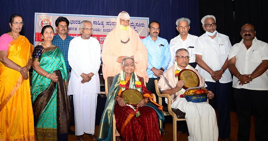 ಬಾಗಲಕೋಟೆಯ ಸಾಹಿತಿ ಹಾಗೂ ಪ್ರವಚನಕಾರರಾದ ಡಾ.ಈಶ್ವರ ಮಂಟೂರ ಮತ್ತು ಹಾವೇರಿಯ ನಿವೃತ್ತ ಶಿಕ್ಷಕಿ ಬಸಮ್ಮ ಹಳಕೊಪ್ಪ ಅವರಿಗೆ ಅಖಿಲ ಭಾರತ ಶರಣ ಸಾಹಿತ್ಯ ಪರಿಷತ್ ವತಿಯಿಂದ ನೀಡುವ ‘ಶಕುಂತಲಾ ಜಯದೇವ ಶರಣ ಪ್ರಶಸ್ತಿ’ಯನ್ನು ಮೈಸೂರಿನ ಶಿವರಾತ್ರಿ ರಾಜೇಂದ್ರ ಭವನದಲ್ಲಿ ಮಂಗಳವಾರ ಸುತ್ತೂರು ಮಠದ ಶಿವರಾತ್ರಿ ದೇಶಿಕೇಂದ್ರ ಸ್ವಾಮೀಜಿ ಪ್ರದಾನ ಮಾಡಿದರು. ಪ್ರಶಸ್ತಿಯು ತಲಾ ₹ 10 ಸಾವಿರ ನಗದು ಮತ್ತು ಫಲಕ ಒಳಗೊಂಡಿದೆ. ಕದಳಿ ಮಹಿಳಾ ವೇದಿಕೆಯ ಅಧ್ಯಕ್ಷರಾದ ಶಾರದಾ ಶಿವಲಿಂಗಸ್ವಾಮಿ, ದತ್ತಿ ದಾಸೋಹಿ ಡಾ.ಶಕುಂತಲಾ ಜಯದೇವ, ಪರಿಷತ್ತಿನ ಗೌರವ ಸಲಹೆಗಾರ ಗೊ.ರು.ಚನ್ನಬಸಪ್ಪ, ಕನ್ನಡ ಪುಸ್ತಕ ಪ್ರಾಧಿಕಾರದ ಅಧ್ಯಕ್ಷ ನಂದೀಶ್ ಹಂಚೆ, ಪರಿಷತ್ತಿನ ನಗರ ಘಟಕದ ಅಧ್ಯಕ್ಷ ಮ.ಗು.ಸದಾನಂದಯ್ಯ, ಅಧ್ಯಕ್ಷ ಅಪ್ಪಾರಾವ ಅಕ್ಕೋಣಿ, ಜಿಲ್ಲಾ ಘಟಕದ ಅಧ್ಯಕ್ಷ ಎಂ.ಚಂದ್ರಶೇಖರ ಇದ್ದಾರೆ.