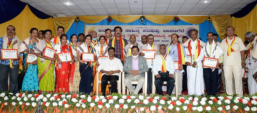 ಕೊರೊನಾ ಕವಿಗೋಷ್ಠಿಯಲ್ಲಿ ಭಾಗವಹಿಸಿದವರಿಗೆ ಪ್ರಮಾಣಪತ್ರ ನೀಡಿ ಗೌರವಿಸಲಾಯಿತು