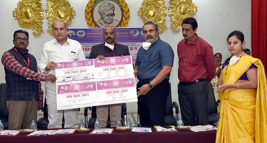 ಉದ್ಯೋಗ ಮೇಳದ ಪೋಸ್ಟರ್ನ್ನು ಡಿಸಿಪಿ ಡಿ. ಕಿಶೋರ ಬಾಬು ಬಿಡುಗಡೆಗೊಳಿಸಿದರು. ಬಸವರಾಜ ದೇಶಮುಖ, ಡಾ. ನಿರಂಜನ ವಿ.ನಿಷ್ಠಿ, ಡಾ.ಅನೀಲಕುಮಾರ ಬಿಡವೆ, ಡಾ.ಲಿಂಗರಾಜ ಶಾಸ್ತ್ರಿ, ಡಾ.ಲಕ್ಷ್ಮಿ ಪಾಟೀಲ ಮಾಕಾ ಇದ್ದರು
