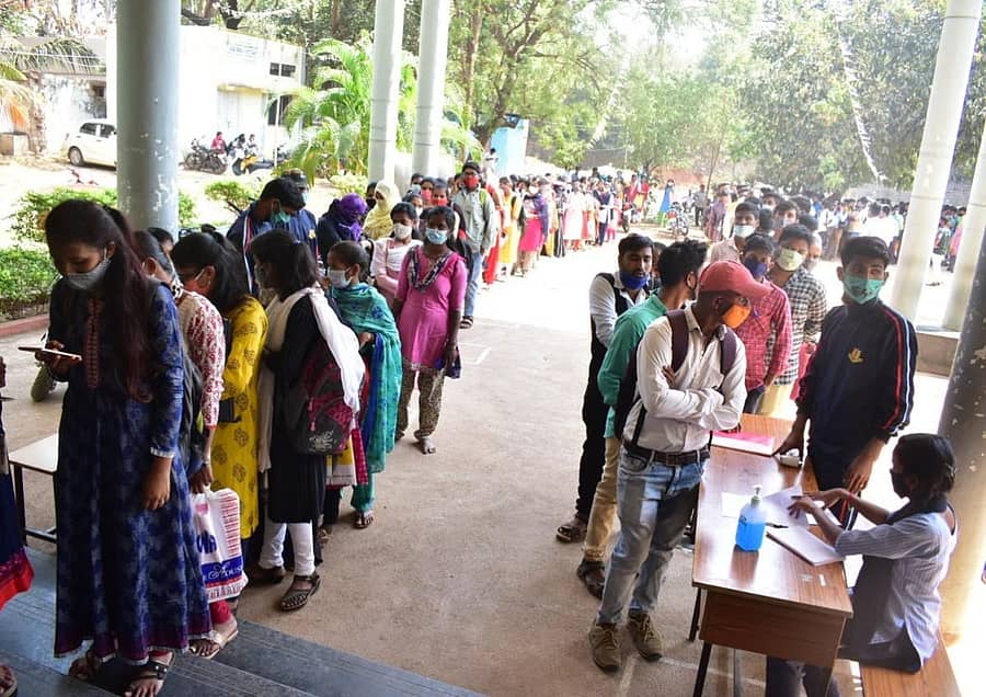 ಹೊಸಪೇಟೆಯ ಶಂಕರ್ ಆನಂದ್ ಸಿಂಗ್ ಸರ್ಕಾರಿ ಪ್ರಥಮ ದರ್ಜೆ ಕಾಲೇಜಿನಲ್ಲಿ ಬುಧವಾರ ಏರ್ಪಡಿಸಿದ್ದ ಉದ್ಯೋಗ ಮೇಳದ ಸಂದರ್ಶನದಲ್ಲಿ ಪಾಲ್ಗೊಳ್ಳಲು ನೂರಾರು ಅಭ್ಯರ್ಥಿಗಳು ಬಂದಿದ್ದರು