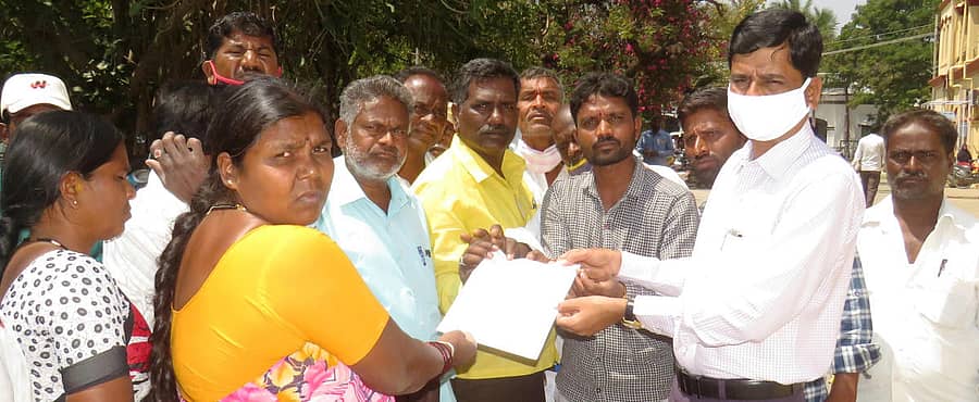 ಕೋವಿಡ್ನಿಂದ ಬದುಕು ಕಳೆದುಕೊಂಡ ಬಡವರ ಪರ ಬಜೆಟ್ ಮಂಡಿಸಬೇಕು ಎಂದು ದಲಿತ ವಿಮೋಚನೆ ಮಾನವ ಹಕ್ಕುಗಳ ವೇದಿಕೆ ಕಾರ್ಯಕರ್ತರು ಬುಧವಾರ ಪ್ರತಿಭಟನೆ ನಡೆಸಿದರು