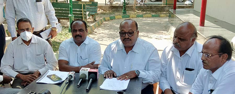 ಹಾಸನದಲ್ಲಿ ಫೀಲ್ಡ್ ಮಾರ್ಷಲ್ ಕೆ.ಎಂ ಕಾರ್ಯಪ್ಪ ಉದ್ಯಾನದಲ್ಲಿ ಮಾಜಿ ಸೈನಿಕರ ಸಂಘದಅಧ್ಯಕ್ಷ ನಾಗರಾಜು ಮಾತನಾಡಿದರು.