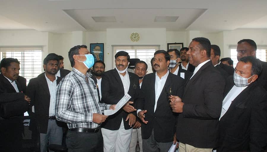 ವಕೀಲರ ಸಂರಕ್ಷಣಾ ಕಾಯ್ದೆ ಜಾರಿಗೆ ಒತ್ತಾಯಿಸಿ ಜಿಲ್ಲಾ ವಕೀಲರ ಸಂಘದ ಸದಸ್ಯರು ಕೋಲಾರದಲ್ಲಿ ಬುಧವಾರ ಧರಣಿ ನಡೆಸಿ ಜಿಲ್ಲಾಧಿಕಾರಿ ಆರ್.ಸೆಲ್ವಮಣಿ ಅವರಿಗೆ ಮನವಿ ಸಲ್ಲಿಸಿದರು.