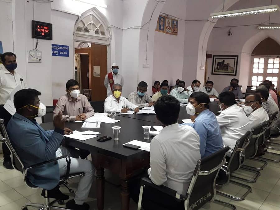 ವಿಜಯಪುರ ಜಿಲ್ಲಾಧಿಕಾರಿಗಳ ಕಚೇರಿ ಸಭಾಭವನದಲ್ಲಿ ಬುಧವಾರ ನಡೆದ ಜಲಮೂಲಗಳ ಸಂರಕ್ಷಣೆ ಮತ್ತು ನಿರ್ವಹಣೆಗೆ ಸಂಬಂಧಿಸಿದ ತ್ರೈಮಾಸಿಕ ಸಭೆಯಲ್ಲಿ ಜಿಲ್ಲಾಧಿಕಾರಿ ಪಿ.ಸುನೀಲ್‌ ಕುಮಾರ್ ಮಾತನಾಡಿದರು 