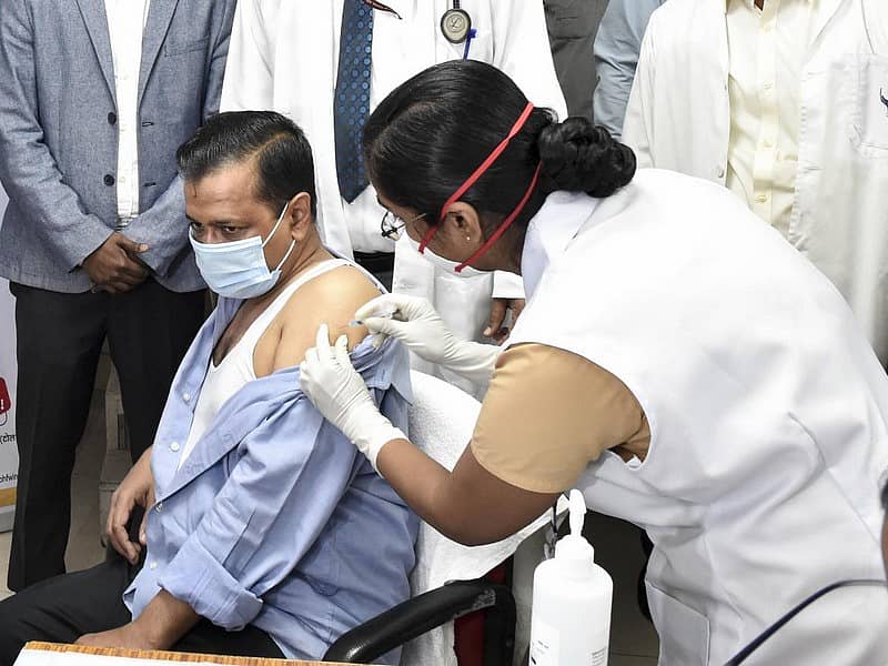 ಕೋವಿಡ್ ಲಸಿಕೆ ಹಾಕಿಸಿಕೊಂಡ ಅರವಿಂದ್ ಕೇಜ್ರಿವಾಲ್ (ಚಿತ್ರ ಕೃಪೆ: ಪಿಟಿಐ)