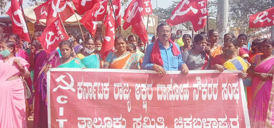 ವಿವಿಧ ಬೇಡಿಕೆ ಈಡೇರಿಕೆಗೆ ಆಗ್ರಹಿಸಿ ಅಕ್ಷರ ದಾಸೋಹ ನೌಕರರ ಸಂಘದ ಪದಾಧಿಕಾರಿಗಳು ಚಿಕ್ಕಬಳ್ಳಾಪುರದಲ್ಲಿ ಪ್ರತಿಭಟನೆ ನಡೆಸಿದರು