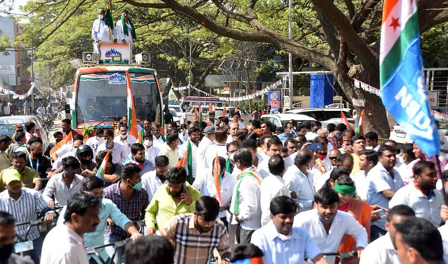 ಬೆಂಗಳೂರಿನಿಂದ ಹೊರಟ ‘ಜನಧ್ವನಿ ಜಾಥಾ’. ಕೆಪಿಸಿಸಿ ಅಧ್ಯಕ್ಷ ಡಿ.ಕೆ. ಶಿವಕುಮಾರ್, ಕಾಂಗ್ರೆಸ್‌ ಶಾಸಕಾಂಗ ಪಕ್ಷದ ನಾಯಕ ಸಿದ್ದರಾಮಯ್ಯ ವಾಹನದಲ್ಲಿದ್ದಾರೆ –ಪ್ರಜಾವಾಣಿ ಚಿತ್ರ