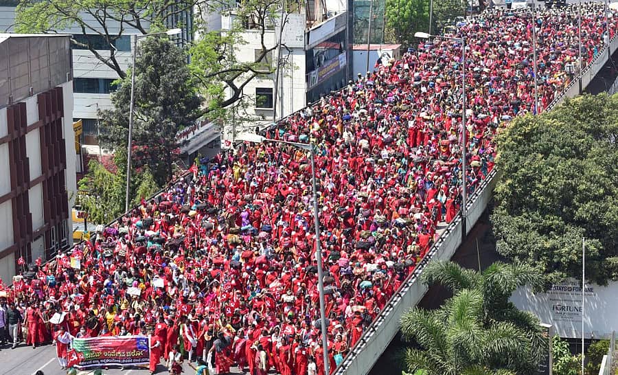 ಕ್ರಾಂತಿವೀರ ಸಂಗೊಳ್ಳಿರಾಯಣ್ಣ ಮೇಲ್ಸೇತುವೆಯಲ್ಲಿ ಸಾಗಿದ ಬಿಸಿಯೂಟ ನೌಕರರ ಪ್ರತಿಭಟನಾ ಮೆರವಣಿಗೆ–ಪ್ರಜಾವಾಣಿ ಚಿತ್ರ