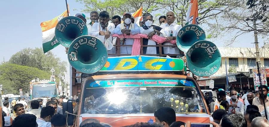 ದೇವನಹಳ್ಳಿಯಲ್ಲಿ ನಡೆದ ಜನ ಧ್ವನಿ ಜಾಥಾದಲ್ಲಿ ವಿರೋಧ ಪಕ್ಷದ ನಾಯಕ ಸಿದ್ದರಾಮಯ್ಯ, ಕೆಪಿಸಿಸಿ ಅಧ್ಯಕ್ಷ ಡಿ.ಕೆ. ಶಿವಕುಮಾರ್ ಸೇರಿದಂತೆ ಕಾಂಗ್ರೆಸ್‌ ಮುಖಂಡರು ಪಾಲ್ಗೊಂಡಿದ್ದರು