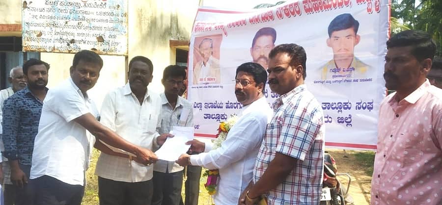 ಕೆಲಸದಿಂದ ತೆಗೆದಿರುವ ದಿನಗೂಲಿ ನೌಕರರ ಪುನರ್ ನೇಮಕಕ್ಕೆ ಒತ್ತಾಯಿಸಿ ಶಾಸಕ ಮಸಾಲಾ ಜಯರಾಂ ಅವರಿಗೆ ಮನವಿ ಸಲ್ಲಿಸಿದ ಸಂದರ್ಭ