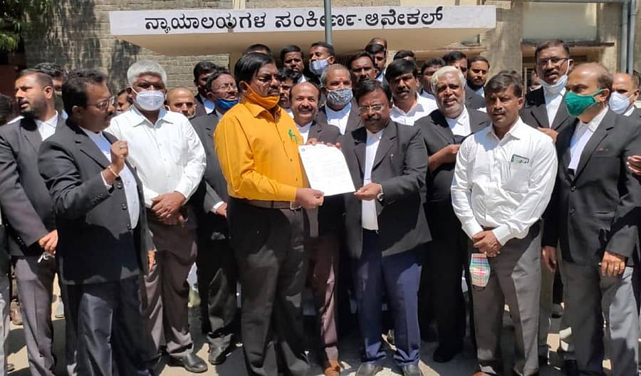 ವಿವಿಧ ಬೇಡಿಕೆ ಈಡೇರಿಕೆಗೆ ಒತ್ತಾಯಿಸಿ ಆನೇಕಲ್ನಲ್ಲಿ ವಕೀಲರ ಸಂಘದಿಂದ ಪ್ರತಿಭಟನೆ ನಡೆಸಲಾಯಿತು. ನಂತರ ತಹಶೀಲ್ದಾರ್ ಅವರಿಗೆ ಮನವಿ ಸಲ್ಲಿಸಲಾಯಿತು