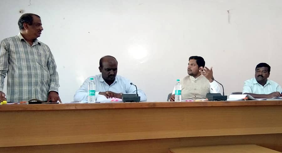 ಹೊಸಕೋಟೆ ತಾಲ್ಲೂಕು ಪಂಚಾಯಿತಿ ಸಭಾಂಗಣದಲ್ಲಿ ನಡೆದ ಡಾ.ಬಿ.ಆರ್‌. ಅಂಬೇಡ್ಕರ್‌ ಅಭಿವೃದ್ಧಿ ನಿಗಮದ ಸಭೆಯಲ್ಲಿ ಅಧಿಕಾರಿಗಳಿಂದ ಮಾಹಿತಿ ಪಡೆದ ಶಾಸಕ ಶರತ್ ಬಚ್ಚೇಗೌಡ
