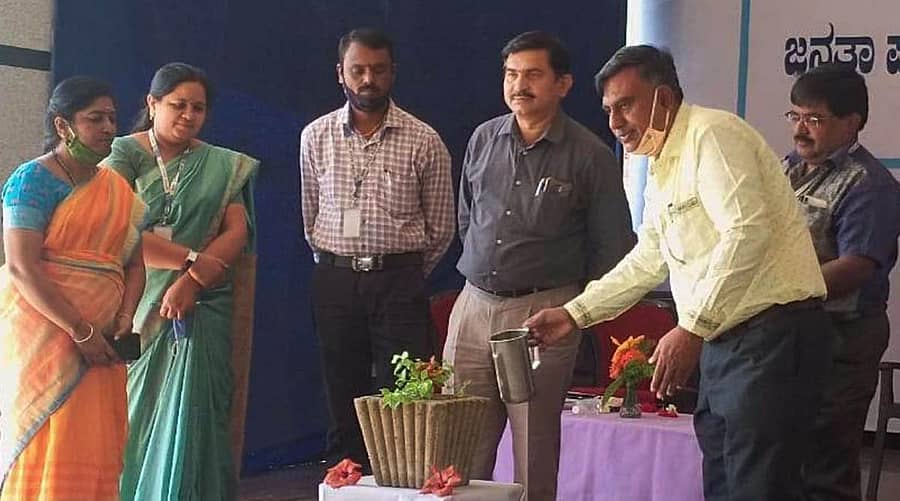 ಕೋಲಾರ ತಾಲ್ಲೂಕಿನ ಕೆಂಬೋಡಿಯಲ್ಲಿ ಗುರುವಾರ ನಡೆದ ‘ನನ್ನನ್ನೊಮ್ಮೆ ಗಮನಿಸಿ’ ಪ್ರಶ್ನೋತ್ತರ ಕೋಠಿ ತಯಾರಿಕೆ ಕಾರ್ಯಾಗಾರದ ಉದ್ಘಾಟನಾ ಸಮಾರಂಭದಲ್ಲಿ ಡಿಡಿಪಿಐ ಕೃಷ್ಣಮೂರ್ತಿ ಪಾಲ್ಗೊಂಡರು.