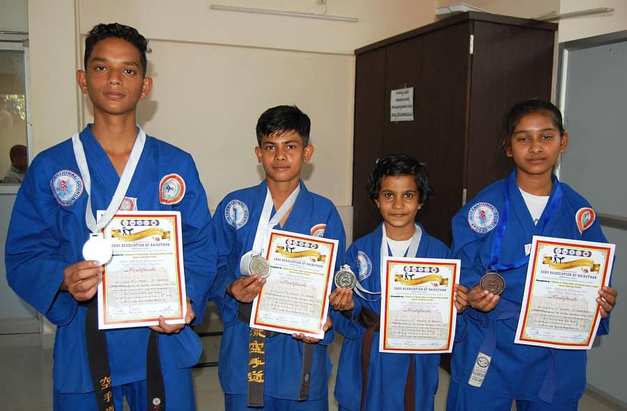 ಹುಬ್ಬಳ್ಳಿಯಲ್ಲಿ ಗುರುವಾರ ತಾವು ಗೆದ್ದ ಪ್ರಶಸ್ತಿ ಹಾಗೂ ಪದಕ ತೋರಿಸಿದ ಸ್ಕಾಯ್ ಸ್ಪರ್ಧಿಗಳು