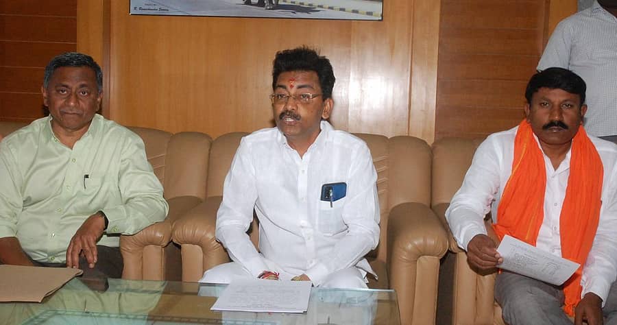 ರಾಜ್ಯ ಅಲೆಮಾರಿ ಮತ್ತು ಅರೆ ಅಲೆಮಾರಿ ಅಭಿವೃದ್ಧಿ ನಿಗಮದ ಅಧ್ಯಕ್ಷ ಕೆ.ರವೀಂದ್ರಶೆಟ್ಟಿ ಕೋಲಾರದಲ್ಲಿ ಗುರುವಾರ ಸಭೆ ನಡೆಸಿದರು.