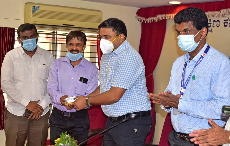 ಮಂಗಳೂರು ಪ್ರೆಸ್ಕ್ಲಬ್ನಲ್ಲಿ ಗುರುವಾರ ಪತ್ರಕರ್ತರಿಗೆ ‘ಆಯುಷ್ಮಾನ್ ಭಾರತ್’ ಆರೋಗ್ಯ ಕಾರ್ಡ್ ಅನ್ನು ಜಿಲ್ಲಾಧಿಕಾರಿ ಡಾ.ರಾಜೇಂದ್ರ ಕೆ.ವಿ. ವಿತರಿಸಿದರು