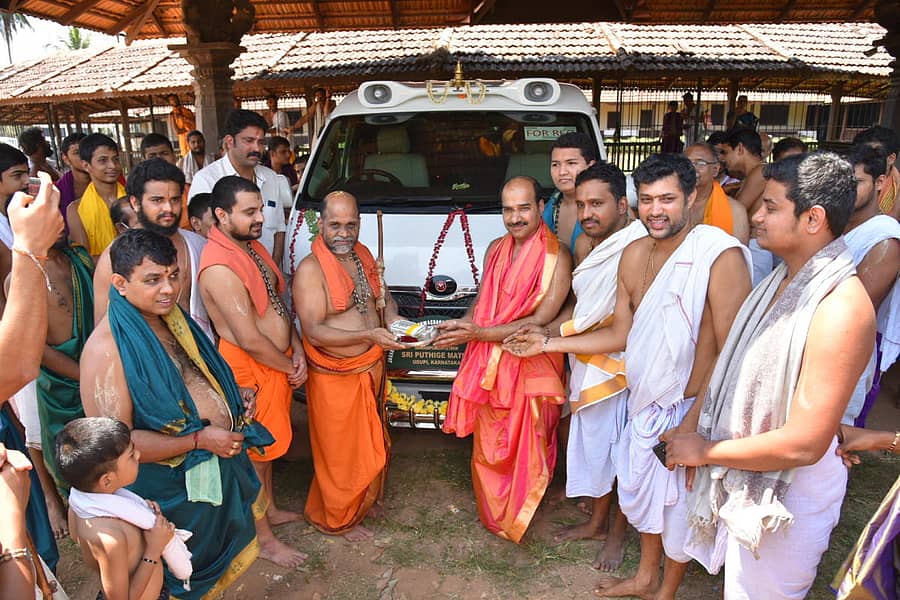 ಪುತ್ತಿಗೆ ಮಠದ ಸುಗುಣೇಂದ್ರ ತೀರ್ಥ ಶ್ರೀಗಳ ಷಷ್ಟ್ಯಬ್ಧಿ ಪ್ರಯುಕ್ತ ಮಠದ ವಿದೇಶಿ ಶಾಖೆಗಳಲ್ಲಿ ಸೇವೆ ಸಲ್ಲಿಸುತ್ತಿರುವ ವಿದ್ಯಾಪೀಠದ ಹಳೆಯ ವಿದ್ಯಾರ್ಥಿಗಳು ₹ 1.25 ಕೋಟಿ ವೆಚ್ಚದ ವಾಹನವನ್ನು ಶ್ರೀಗಳಿಗೆ ಗುರುವಾರ ಸಮರ್ಪಿಸಿದರು.