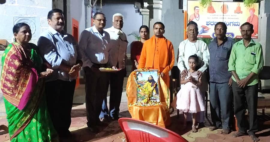 ಹಾವೇರಿ ನಗರದ ಹೊಸಮಠದಲ್ಲಿ ಶರಣ ಸಂಗಮ ಹಾಗೂ ಮಹಾಶಿವ ಶರಣ ಸಮಗಾರ ಹರಳಯ್ಯನವರ ಸ್ಮರಣೋತ್ಸವ ಅಂಗವಾಗಿ ಭಾವಚಿತ್ರಕ್ಕೆ ಪುಷ್ಪ ನಮನ ಸಲ್ಲಿಸಲಾಯಿತು. ಬಸವಶಾಂತಲಿಂಗ ಸ್ವಾಮೀಜಿ ಇದ್ದಾರೆ 