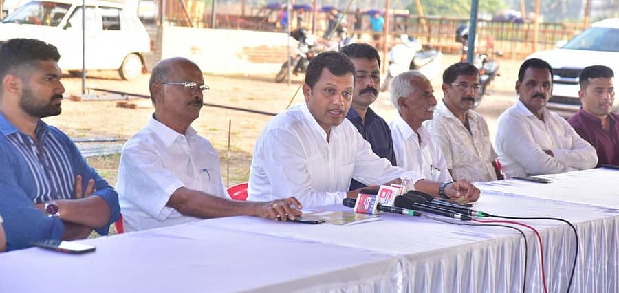 ಪತ್ರಿಕಾಗೋಷ್ಠಿಯಲ್ಲಿ ಕ್ಯಾ.ಬ್ರಿಜೇಶ್ ಚೌಟ ಮಾತನಾಡಿದರು. ಗುಣಪಾಲ ಕಡಂಬ ಇದ್ದಾರೆ