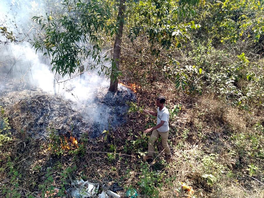 ಕಾರವಾರ ತಾಲ್ಲೂಕಿನ ಹೈದರ್ ಘಾಟ್‌ನ ಅರಣ್ಯದಲ್ಲಿ ಗುರುವಾರ ಹೊತ್ತಿಕೊಂಡಿದ್ದ ಬೆಂಕಿಯನ್ನು ಅರಣ್ಯ ಇಲಾಖೆ ಸಿಬ್ಬಂದಿ ಆರಿಸಲು ಶ್ರಮಿಸುತ್ತಿರುವುದು