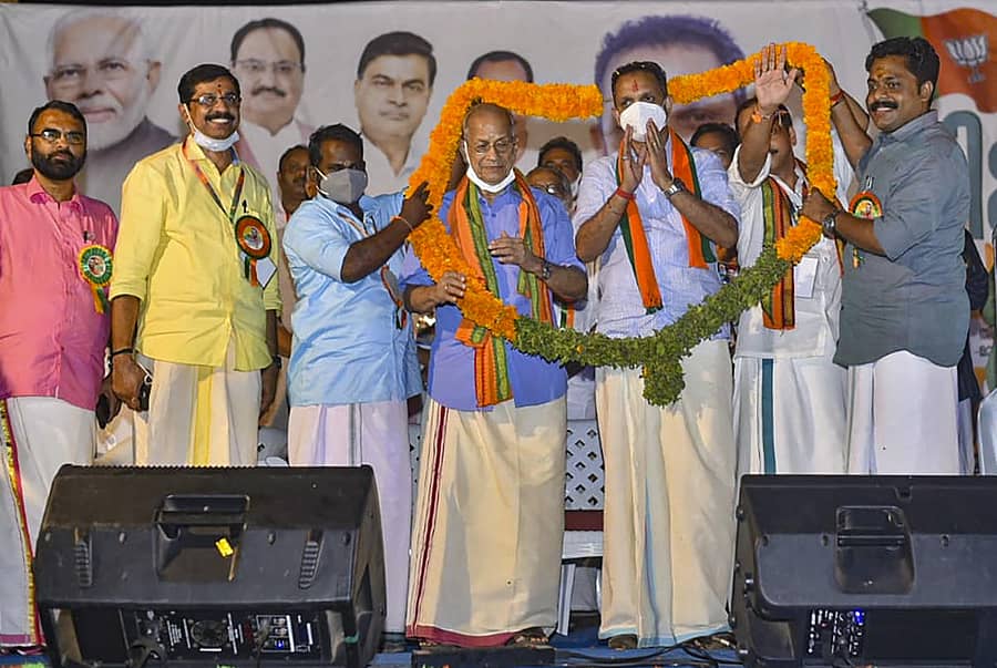 ಮೆಟ್ರೊ ಮ್ಯಾನ್ ಖ್ಯಾತಿಯ ಇ. ಶ್ರೀಧರನ್ (ನೀಲಿ ಷರ್ಟ್ ಧರಿಸಿರುವವರು)ಕೇರಳದ ಮಲ್ಲಪ್ಪುರಂನಲ್ಲಿ ಬಿಜೆಪಿ ಸೇರಿದ ಕ್ಷಣ(ಸಂಗ್ರಹ ಚಿತ್ರ)