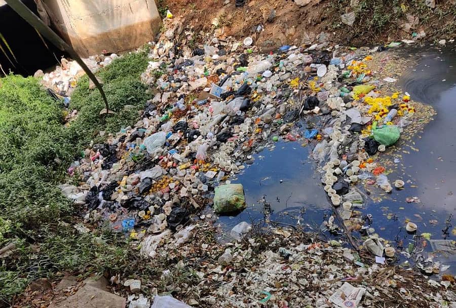 ಕೊಪ್ಪದ ಬಸ್ ನಿಲ್ದಾಣದ ಬಳಿ ಹಾದು ಹೋಗಿರುವ ಕಾಲುವೆ ಕಲುಷಿತಗೊಂಡಿರುವ ದೃಶ್ಯ