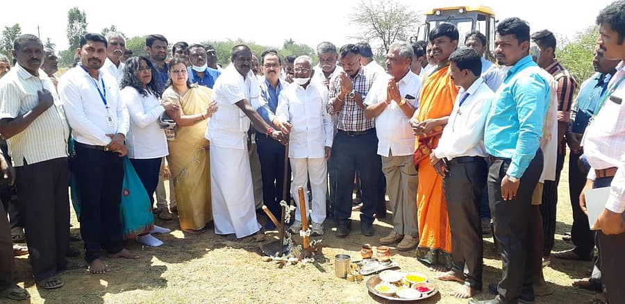 ಶಿಡ್ಲಘಟ್ಟ ತಾಲ್ಲೂಕಿನ ಕೊತ್ತನೂರು ಕೆರೆ ಆವರಣದಲ್ಲಿ ಶ್ರೀ ಕ್ಷೇತ್ರ ಧರ್ಮಸ್ಥಳ ಗ್ರಾಮಾಭಿವೃದ್ದಿ ಯೋಜನೆಯ ಕೆರೆ ಸಂಜೀವಿನಿ ಕಾರ್ಯಕ್ರಮದ ಅಡಿಯಲ್ಲಿ ಕೆರೆ ಹೂಳೆತ್ತುವ ಕಾರ್ಯಕ್ಕೆ ಗುದ್ದಲಿ ಪೂಜೆ ನೆರವೇರಿಸಲಾಯಿತು