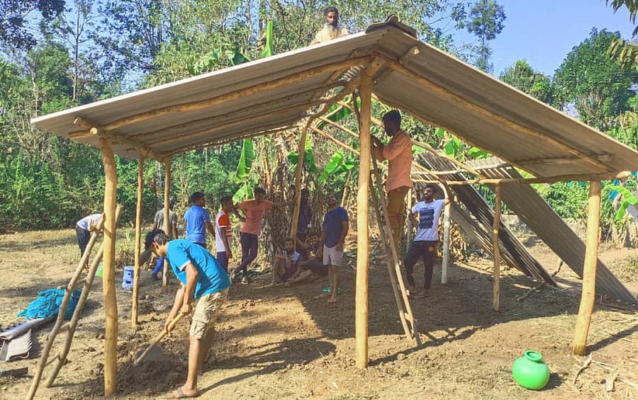 ಮಾಲ್ದಾರೆ ಜನಪರ ಸಂಘದ ಯುವಕರು ಶೆಡ್ ನಿರ್ಮಿಸಿಕೊಟ್ಟ ದೃಶ್ಯ